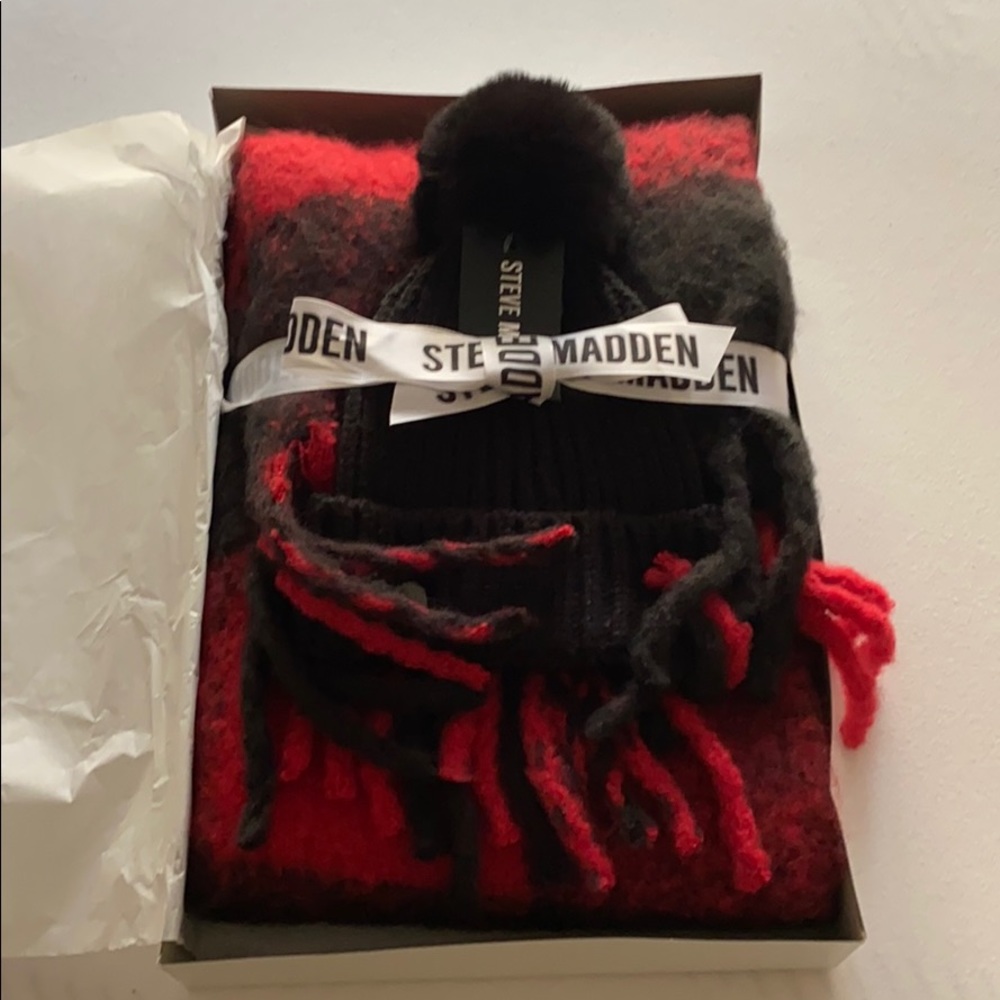 NWT Steve Madden Winter Gift Set scarf & beanie hat